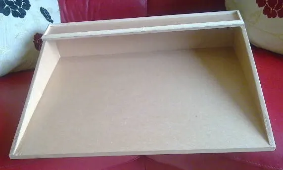Transportable Modellbau-Arbeitsfläche aus MDF mit erhöhten Seiten. Kontextfoto für eine kleine, zusammenhängende Arbeitszone, die nach dem Basteln weggeräumt werden kann.
