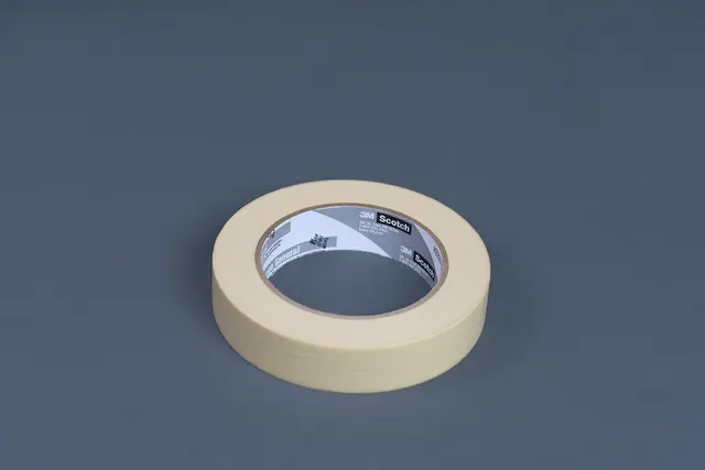 Eine einzelne Rolle 3M-Maskierband ohne Abroller. Kontextfoto zum Unterschied zwischen Bandrolle und Spender; nicht Tamiya 87030 oder 87033.