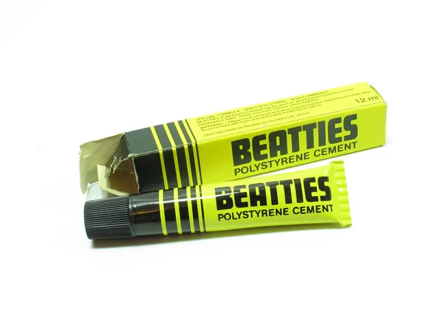 Polystyrolkleber von Beatties in Tuben. Materialkontext für das Verkleben von Kunststoffmodellen; weder Tamiya Extra Thin noch Quick-Setting.