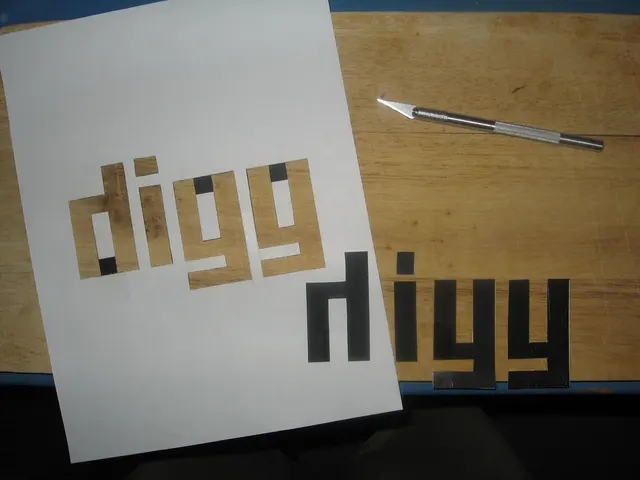 Aus Papier geschnittene Buchstabenschablonen mit einem Präzisionsmesser auf der Arbeitsfläche.
