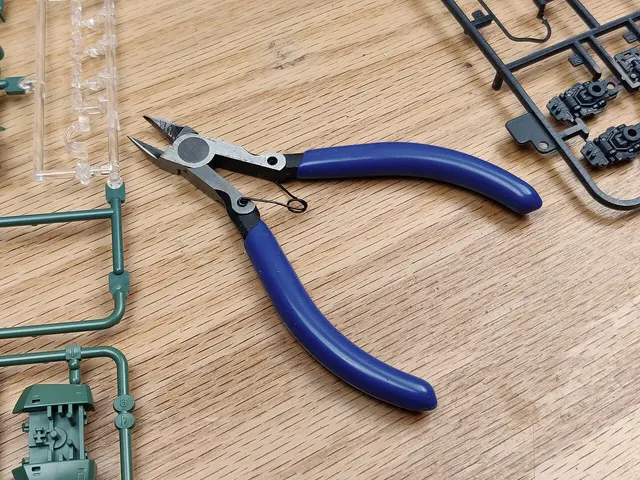 Seitenschneider neben Kunststoff-Gussrahmen.