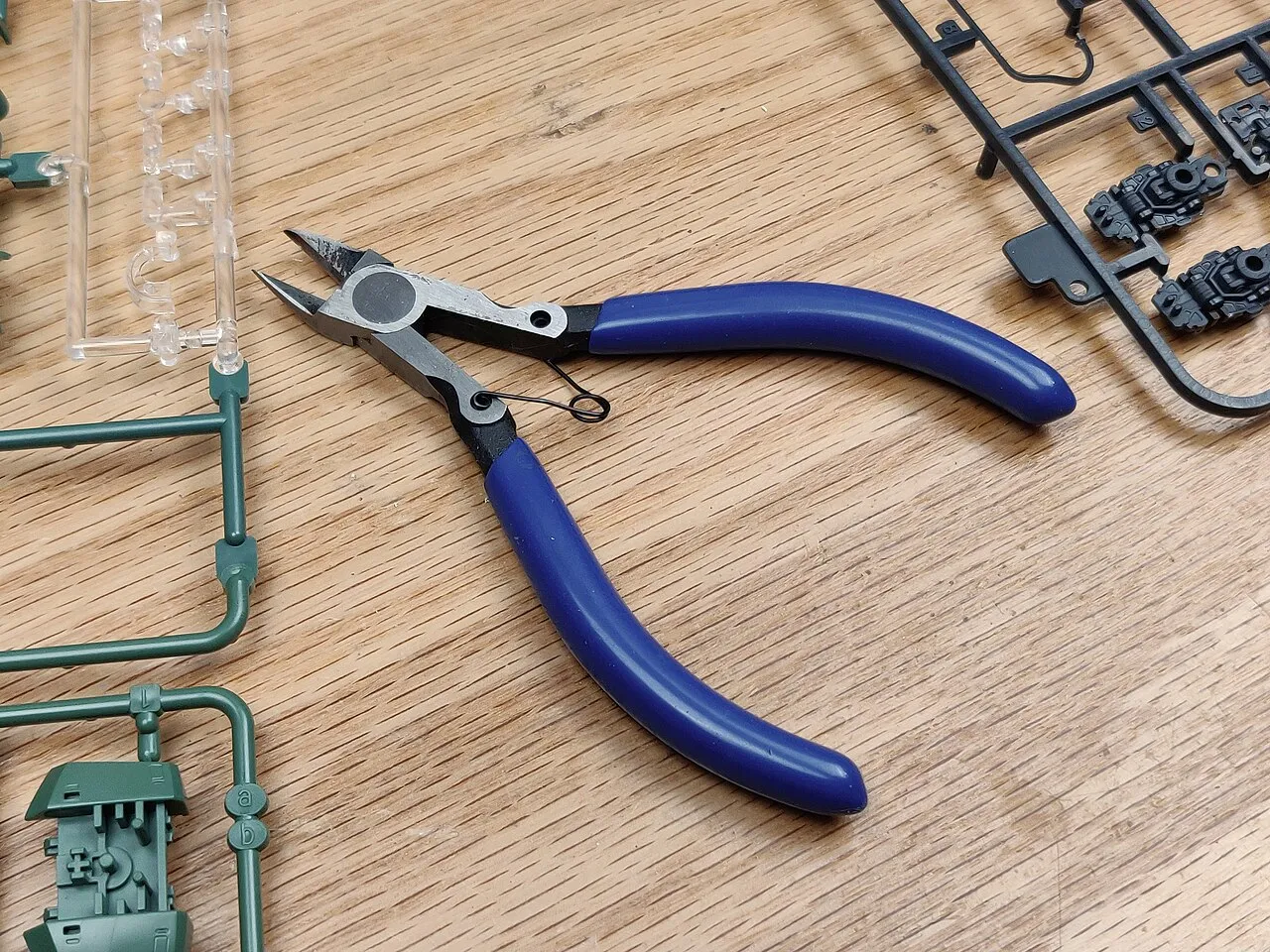 Seitenschneider neben Kunststoff-Gussrahmen.
