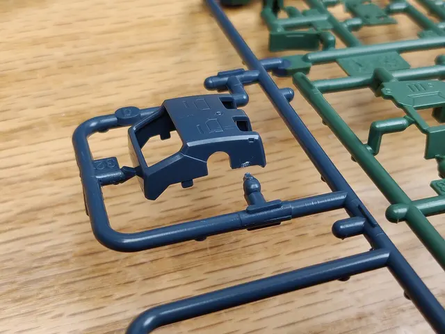 Sichtbare Angussstelle an einem Gunpla-Gussrahmen als Detailbeispiel für die spätere Nacharbeit.