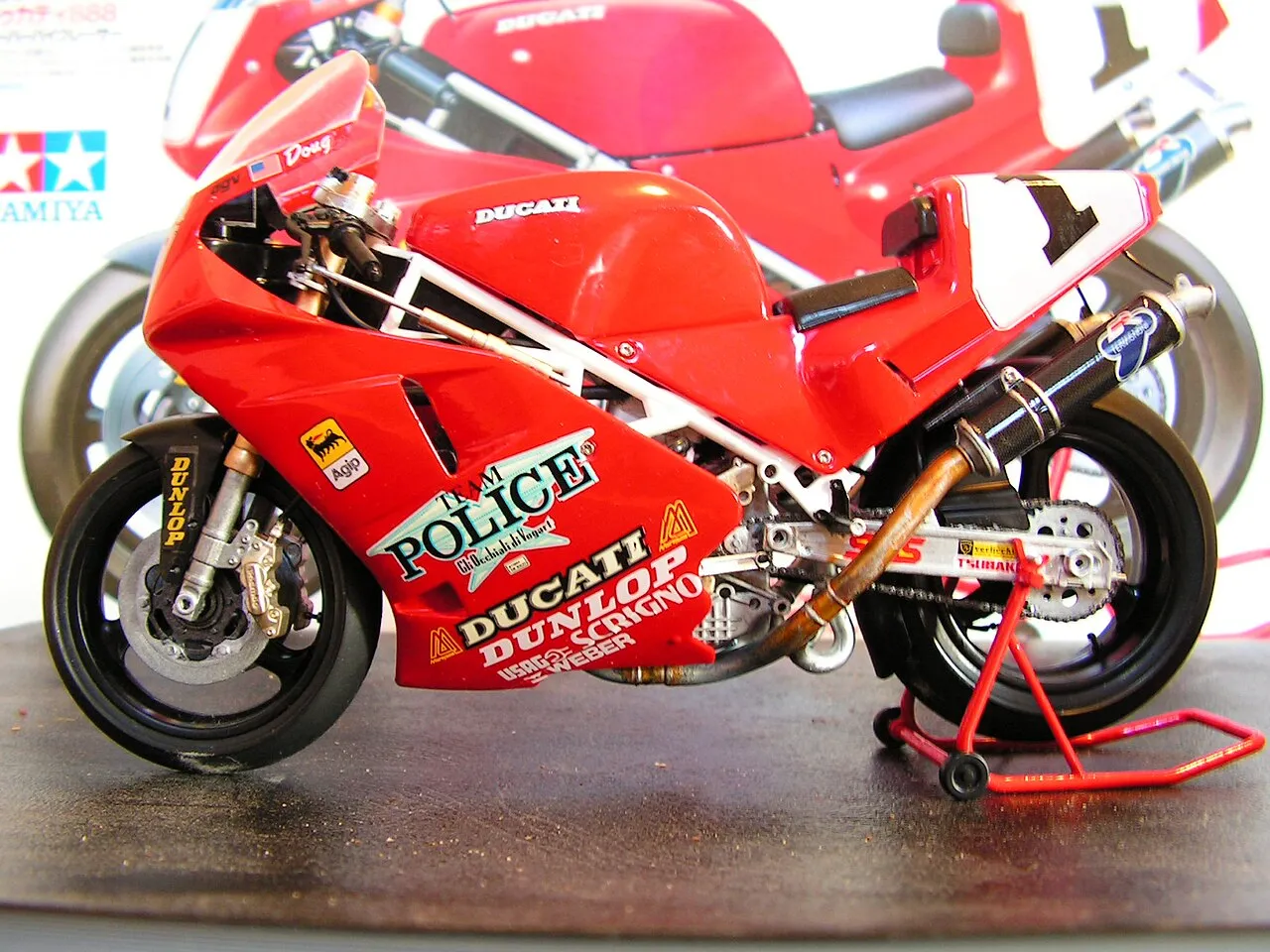 Gebautes Tamiya-Modell einer Ducati 888 im Maßstab 1:12.
