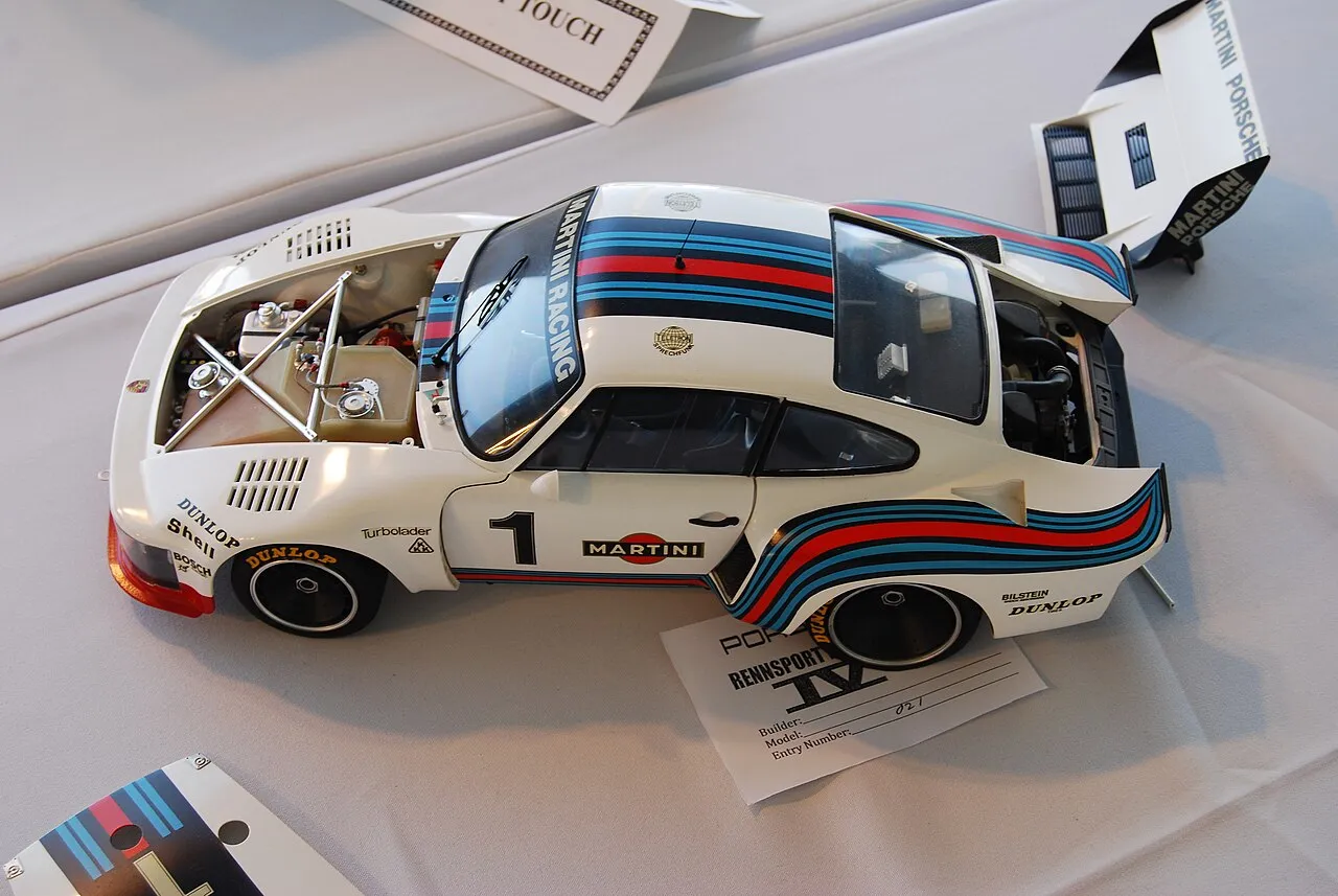 Gebauter Tamiya Porsche 935 im Maßstab 1:12 mit Rennbeschriftungen.