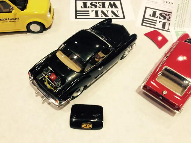 Tamiya Volkswagen Karmann Ghia im Maßstab 1:24 mit geöffneter Haube auf einer Modellbauausstellung. Kontext für den benötigten Präsentationsplatz.