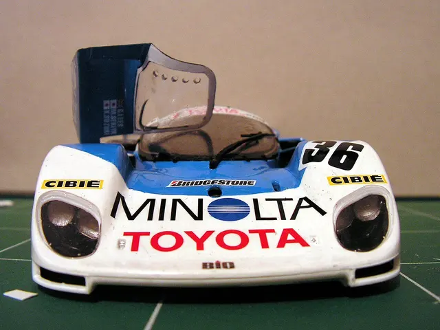Fertig gestaltetes Tamiya-Modell eines Toyota-88C-Rennwagens.