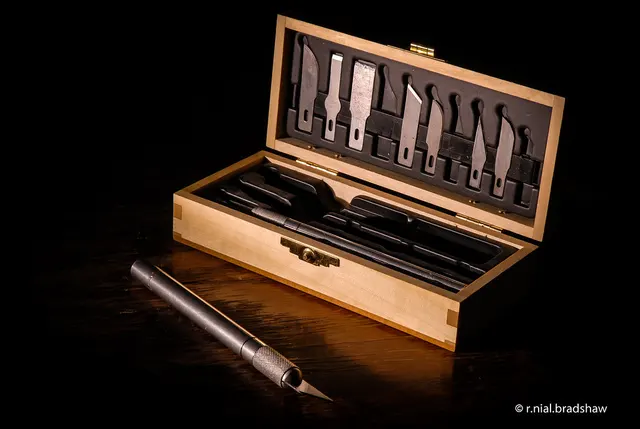 Präzisionsmesser-Set mit zwei Haltern und unterschiedlichen Klingenformen in einer Holzbox. Kontextfoto zum Vergleich von Griff und Klingensystem; weder OLFA AK-5 noch Tamiya 74040 ist verifiziert.