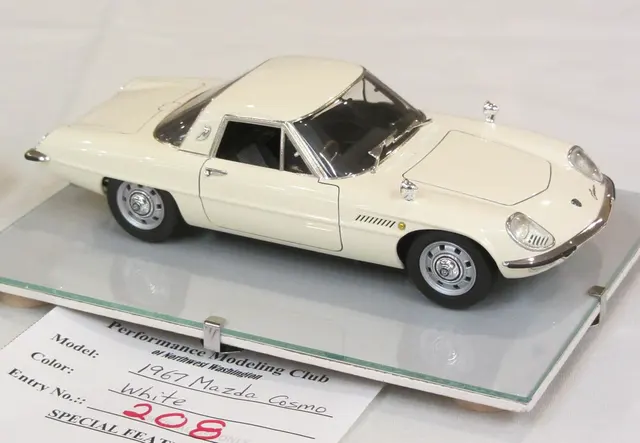 Fertig gebautes Modell eines Mazda Cosmo von 1967 auf einer Ausstellung.