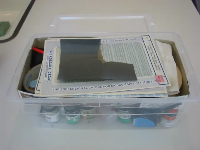 Transportabler Modellbauvorrat mit Werkzeugen, Farben, Schleifmitteln und Unterlage.