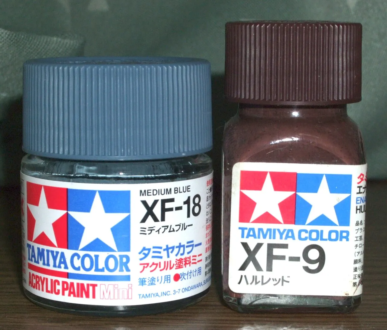 Tamiya-Farbgläser mit den Farbcodes XF-18 und XF-9. Kontextfoto zur Farbplanung; die benötigten Farben ergeben sich aus der Anleitung des jeweiligen Bausatzes.