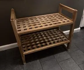 Freistehendes Holz-Schuhregal mit zwei Ebenen. Bauformbeispiel; weder ausziehbar noch das Yamazaki FRAME 7209.