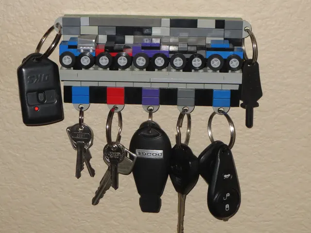Schlüsselbunde hängen kompakt an einem aus LEGO-Steinen gebauten Wandhalter. Kontextfoto für eine kleine Schlüsselablage; kein Yamazaki-Modell.