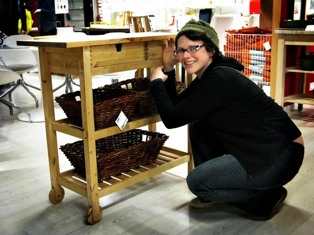 Rollbarer IKEA-Küchenwagen mit Körben und Ablagen. Kontextfoto für Rollen, Griffraum und Stellfläche; kein Badwagen und keine Aussage zur Eignung in feuchten Räumen.