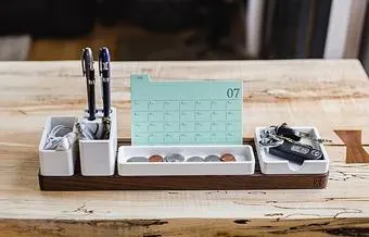 Gather-Ablagen von Ugmonk mit Schlüsseln, Münzen und Schreibutensilien. Kontext für nützliche kleine Ordnungshelfer; kein Yamazaki-Produkt.