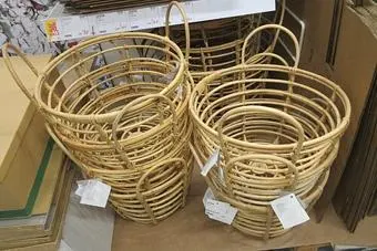 Freistehende Aufbewahrungskörbe im IKEA-Handel als Beispiel für die Auswahl nach Inhalt und Platzbedarf; keine Yamazaki-Produkte.