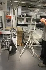 Wäscheständer im Einrichtungshandel.