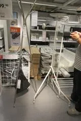 Wäscheständer im Einrichtungshandel.