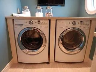 Waschmaschine und Trockner unter einer gemeinsamen Arbeitsplatte.