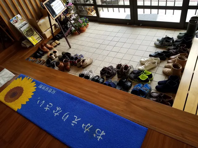Schuhe am Rand eines japanischen Eingangsbereichs. Kontextfoto zum Freihalten des Durchgangs.