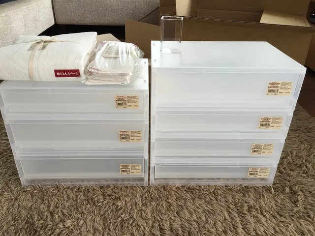 Muji-Schubladen aus Kunststoff als Beispiel einer japanischen Marke; weder Fertigungsland noch Yamazaki-Modell lassen sich daraus ableiten.