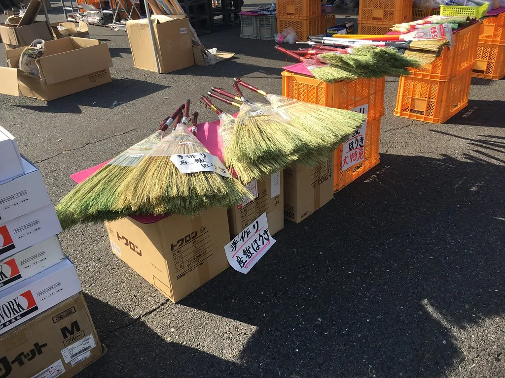 Handgefertigte japanische Zimmerbesen im Handel. Kontextfoto für ein praktisches Haushaltsgeschenk; der aktuelle Preis und das konkrete Material sind vor dem Kauf zu prüfen.