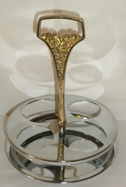Freistehende mehrstöckige Kromex-Servierablage aus Glas und Metall. Kontextfoto einer Ablage, die ihren eigenen Standfuß mitbringt und keine Wandmontage benötigt.