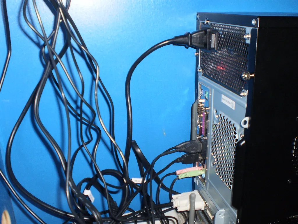 Viele Leitungen an der Rückseite eines Desktop-Computers.